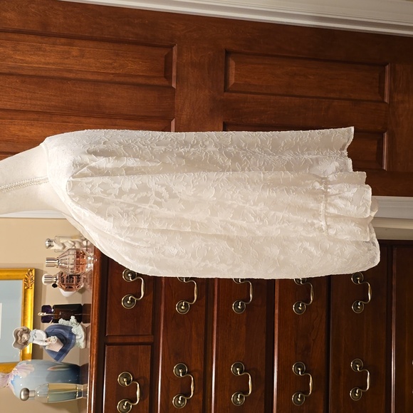 White blouse with floral burn-out design. - Picture 2 of 7